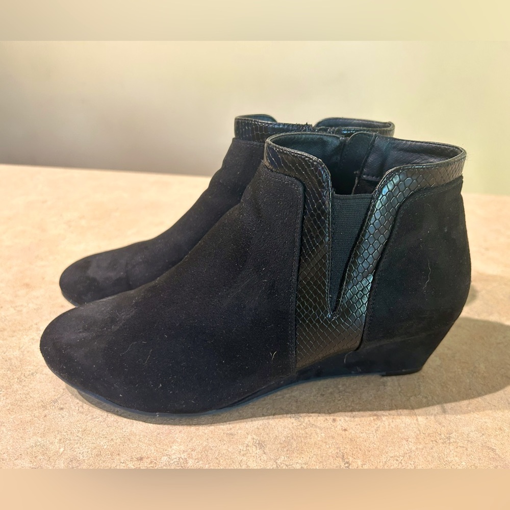 CROFT AND BARROW WOMENS BLACK SUEDE WEDGE SIZE 10W. ONLY WORN A FEW TIMES.